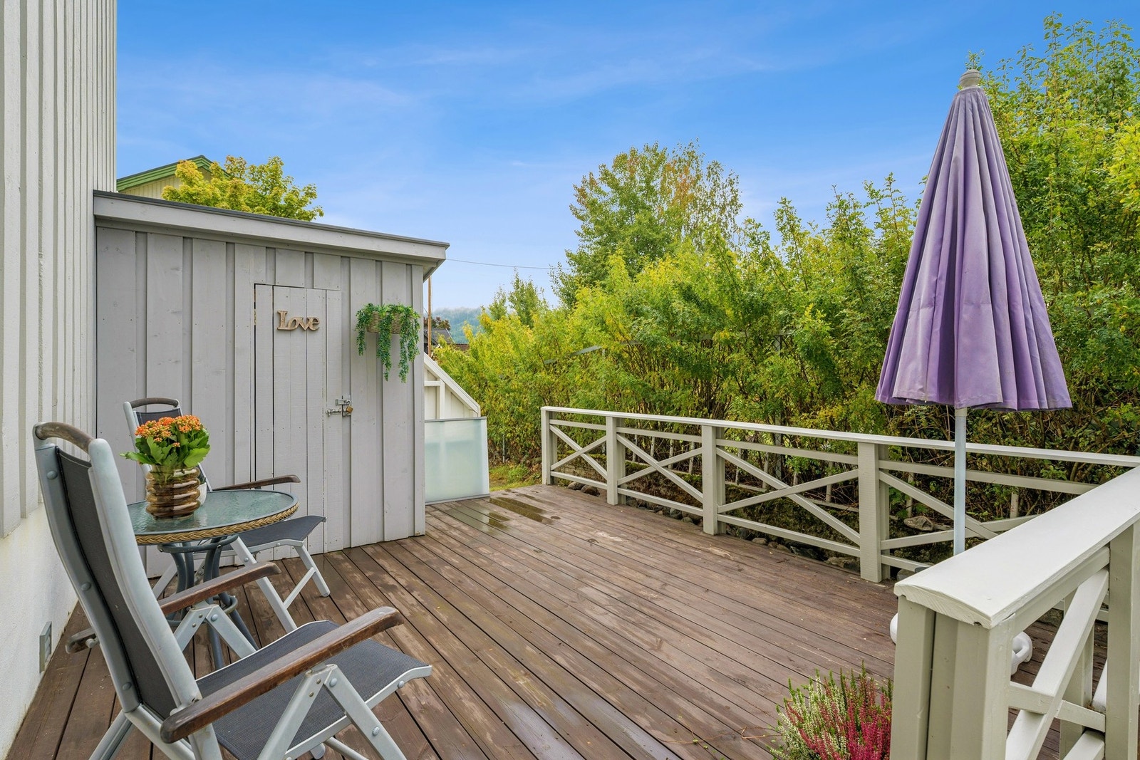 I tillegg er det en terrasse og utvendig bod på siden av bygget kan benyttes. Galleribilde