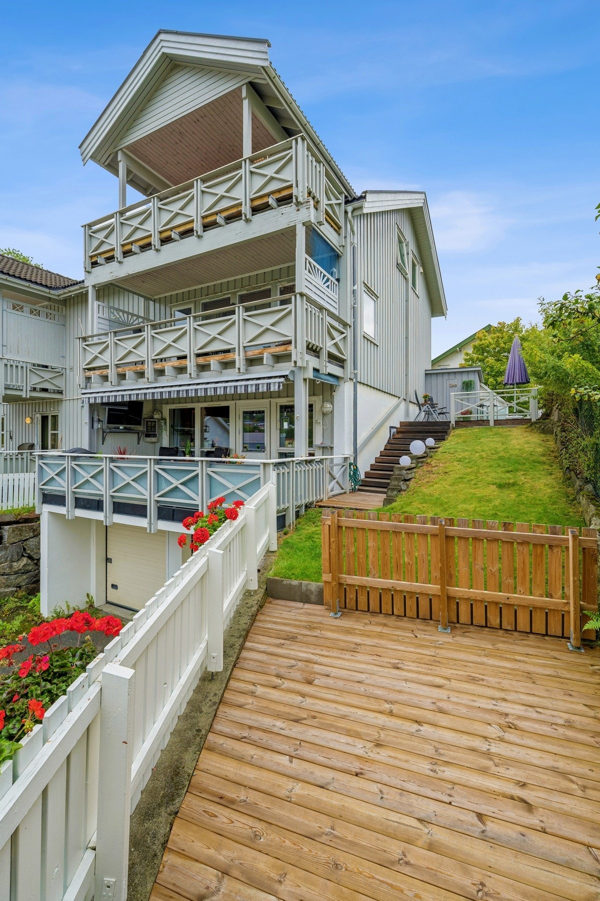 I tillegg til romslig terrasse kan hage og terrasseplatting benyttes. Galleribilde