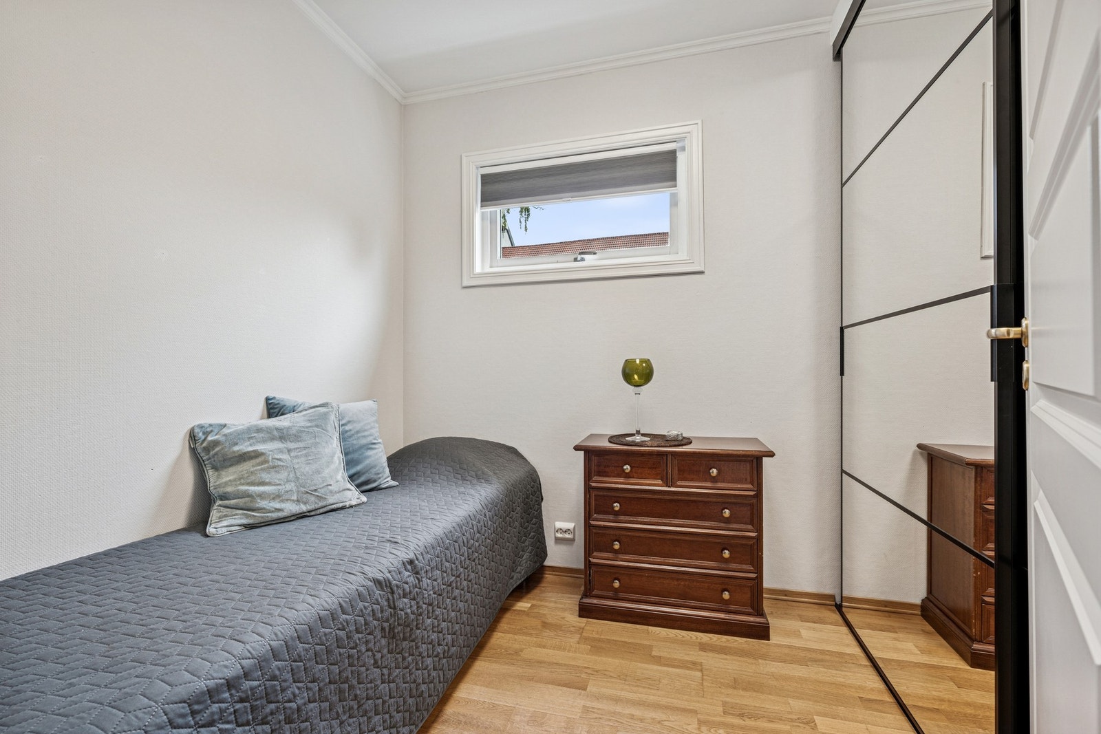 Det andre soverommet er noe mindre, men passer utmerket som barnerom, kontor, gjesterom, eller til det du måtte ønske. Galleribilde