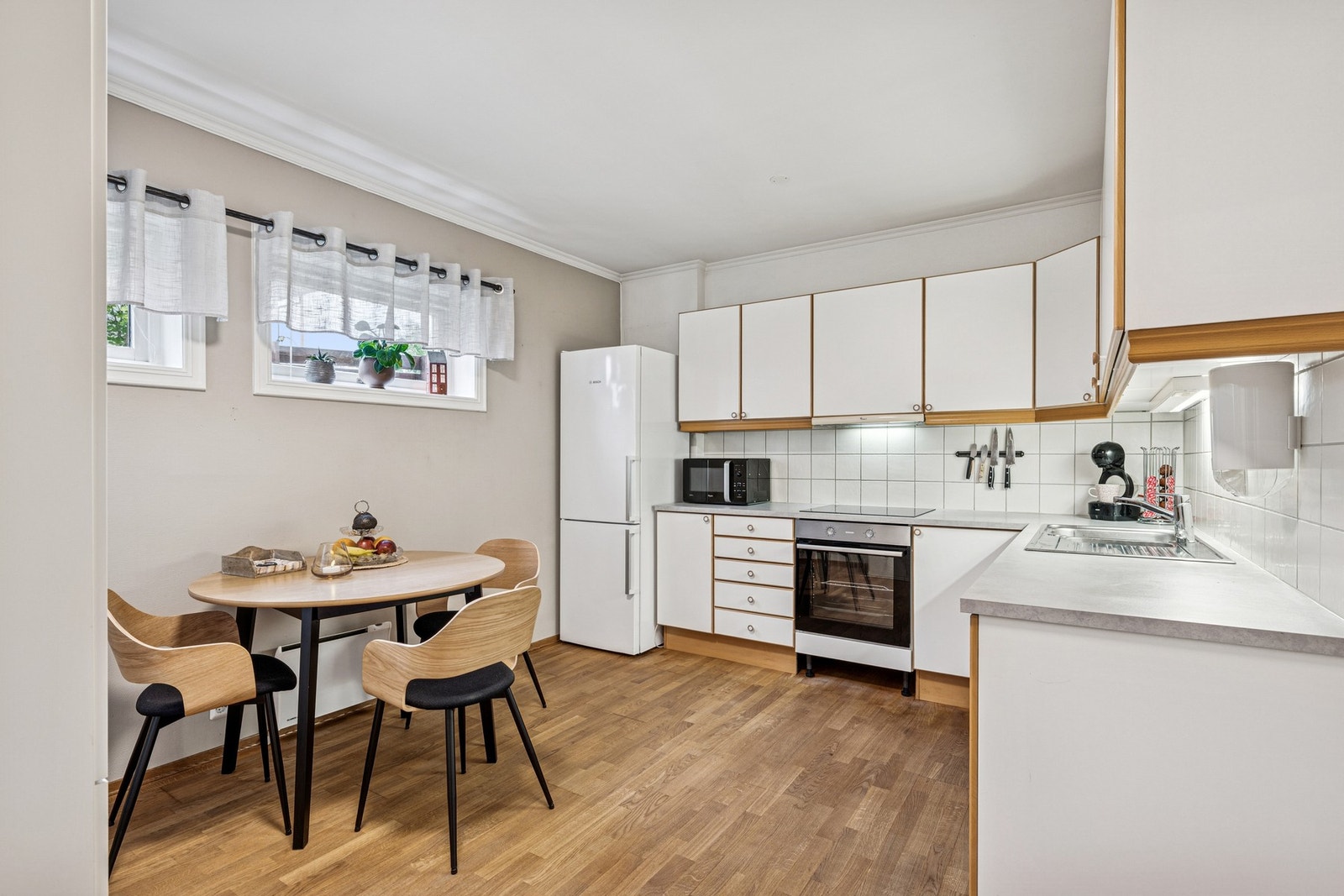 Et stort kjøkken med plass til kjøkkenbord. Galleribilde