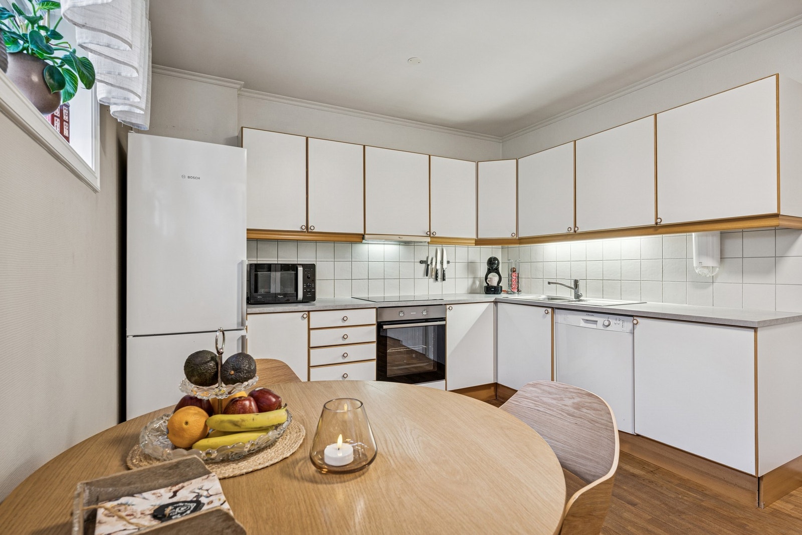 Innredningen har integrert stekeovn og platetopp. Plass til frittstående hvitevarer for øvrig. Galleribilde