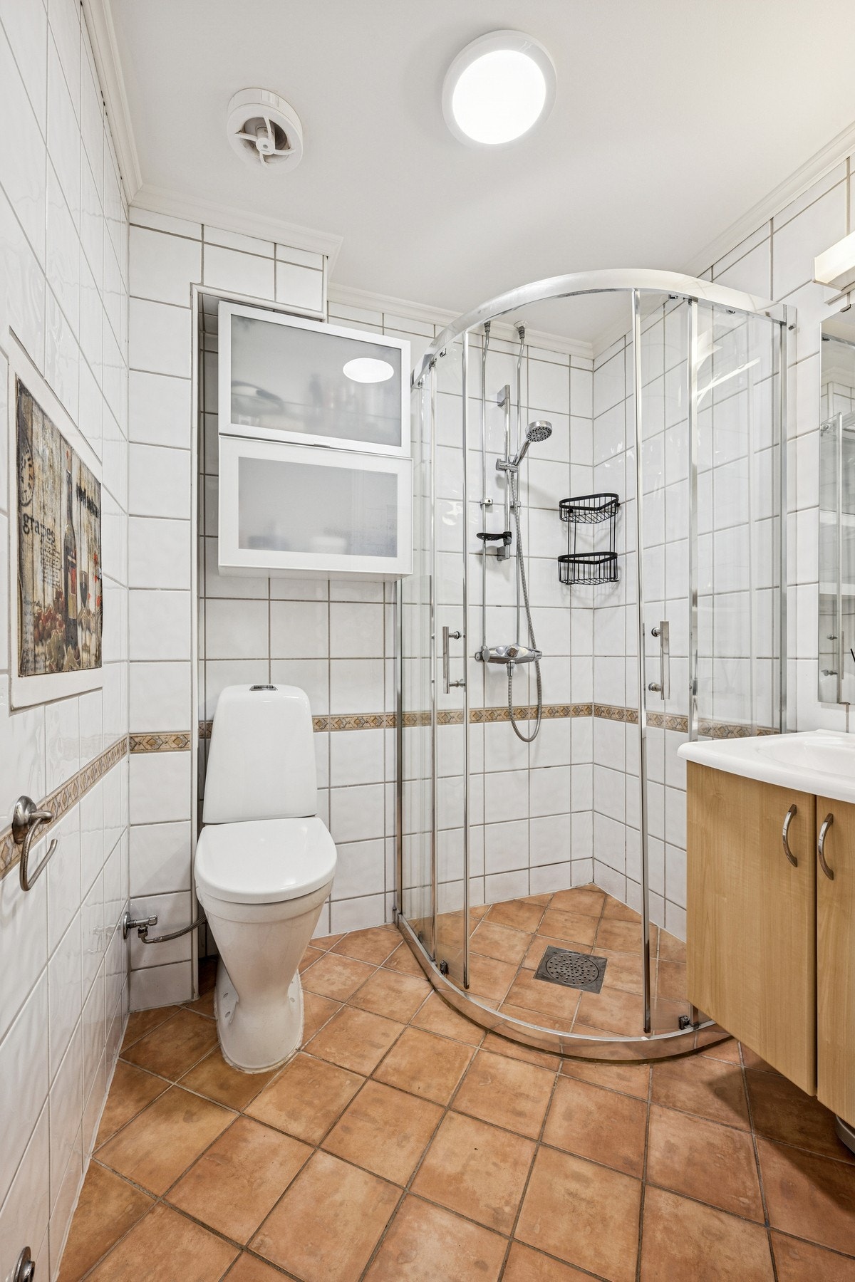 Baderommet er utstyrt med dusjhjørne, servantinnredning og klosett. Galleribilde