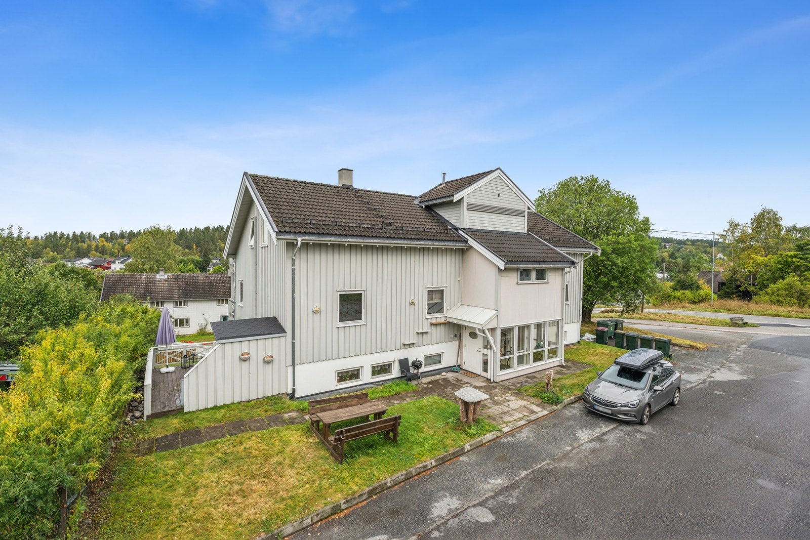 Et veletablert boligområde kjent for sitt gode bomiljø. Her bor du landlig til, men samtidig svært sentralt med kort vei til alt du trenger i hverdagen. Parkering rett utenfor bygget. Galleribilde