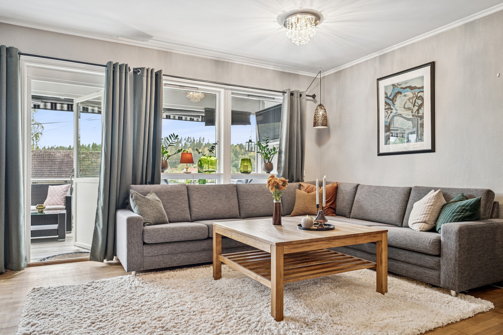 Fra stuen er det utgang til stor, delvis overbygget terrasse. Galleribilde