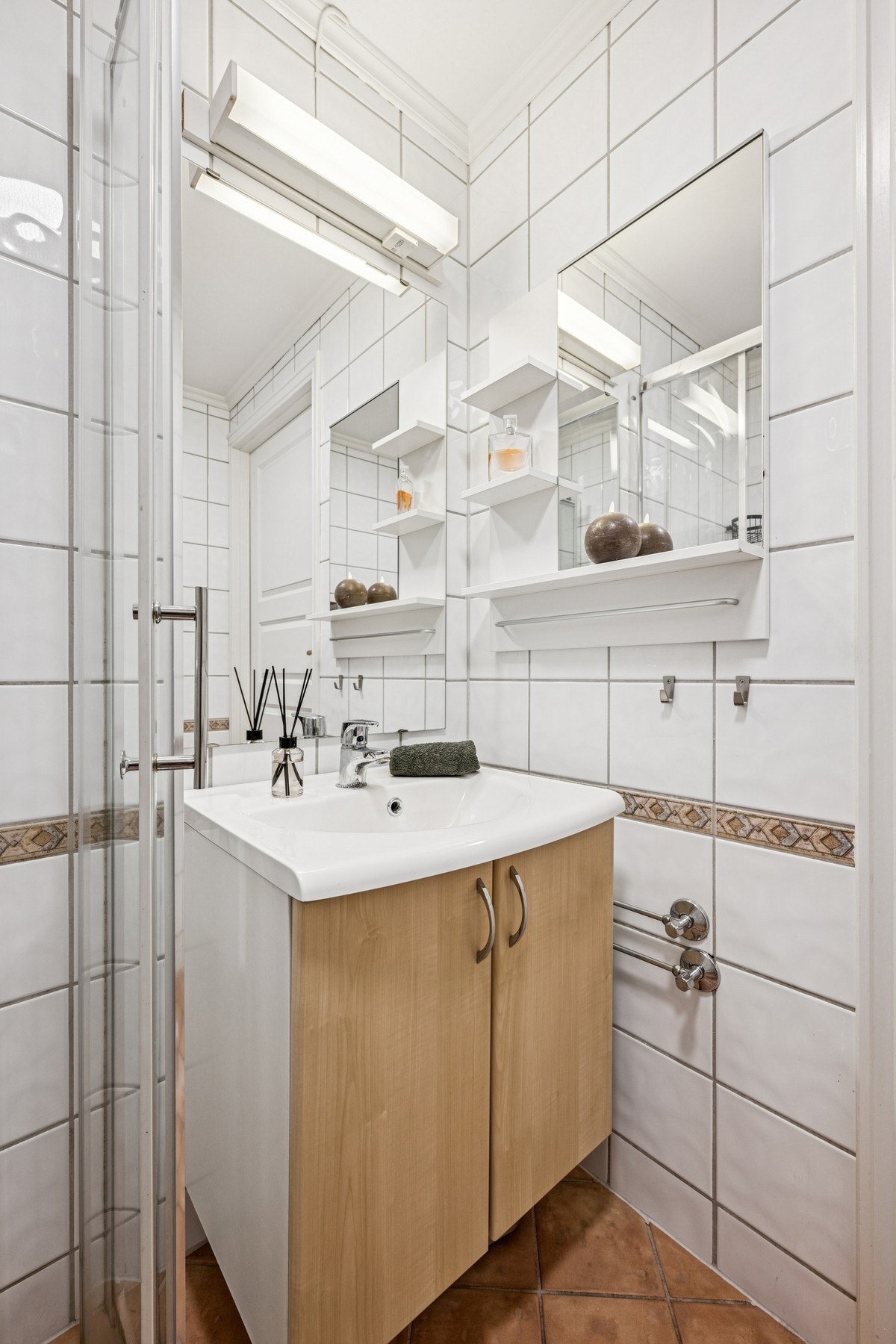 Et tidløst baderom som holder en fin standard. Leiligheten har i tillegg et eget separat vaskerom/teknisk rom. Galleribilde