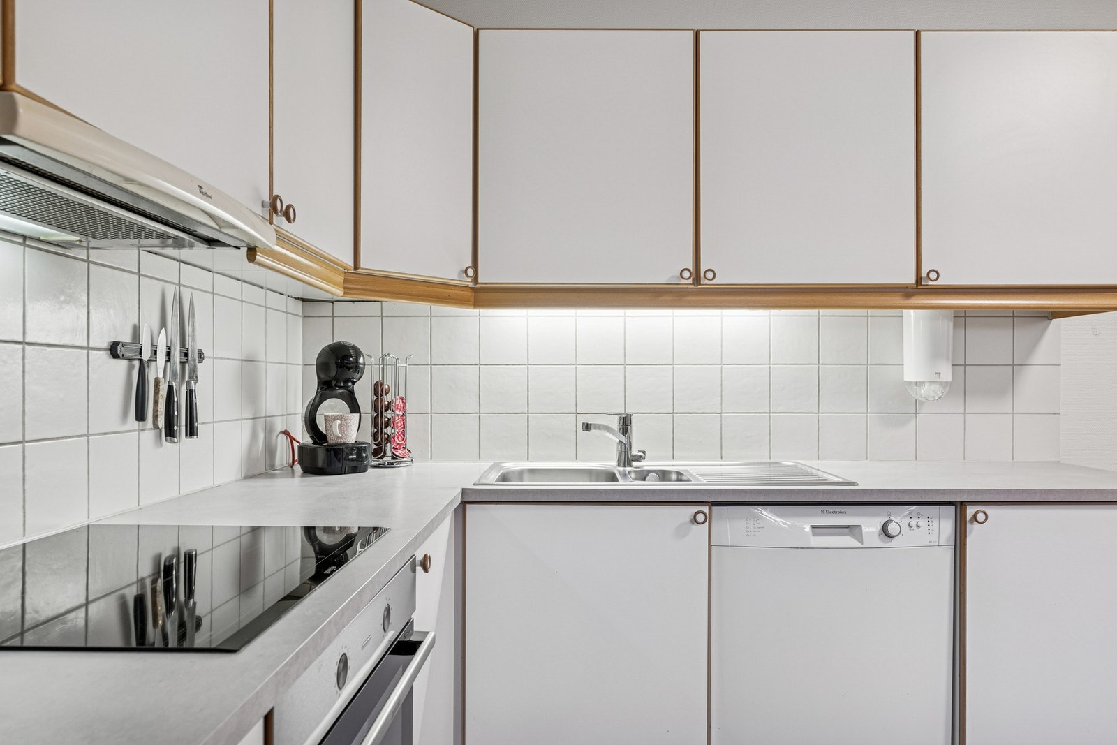 Lys innredning som har godt med skap- og benkeplass. Galleribilde