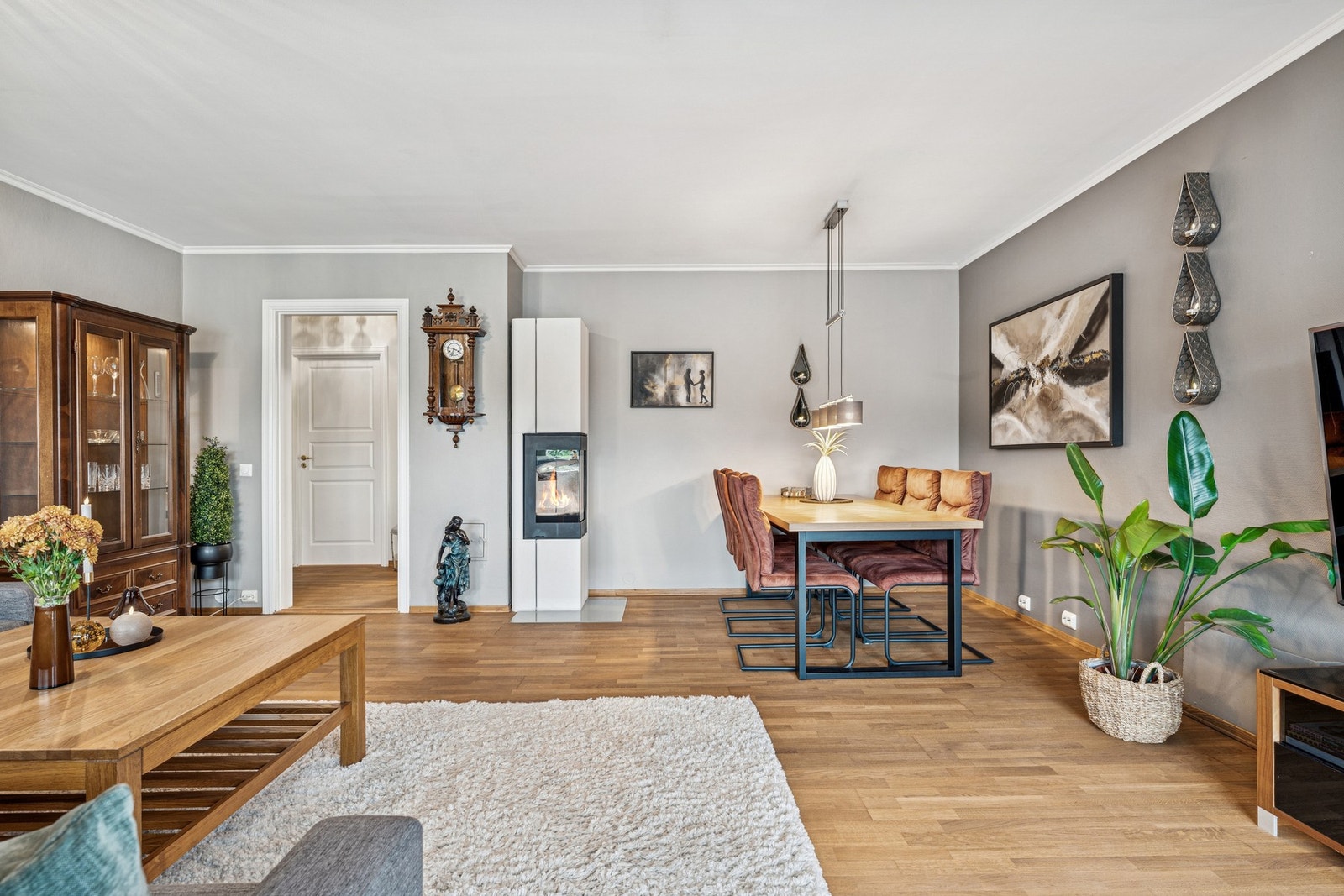 Så går vi til samlingspunktet - stuen er lys og luftig. Galleribilde