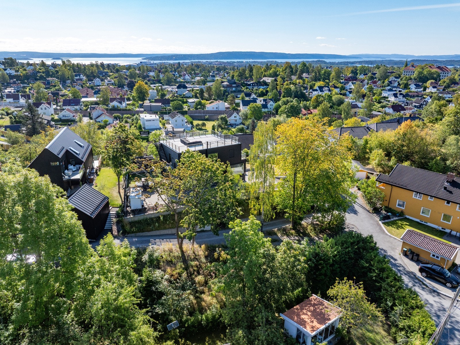Området har ypperlige kollektivforbindelser til Oslo via T-bane, trikk og buss Galleribilde