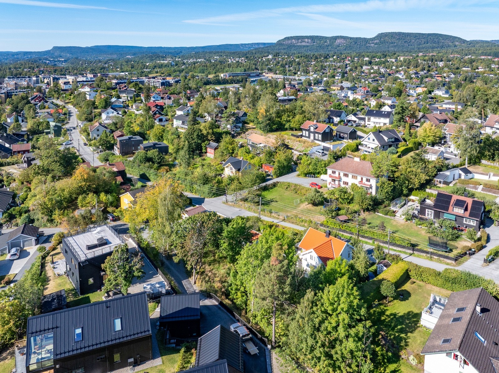 Tomten ligger i et stille og familievennlig villaområde på Bekkestua i Bærum, kjent for sin attraktive beliggenhet Galleribilde