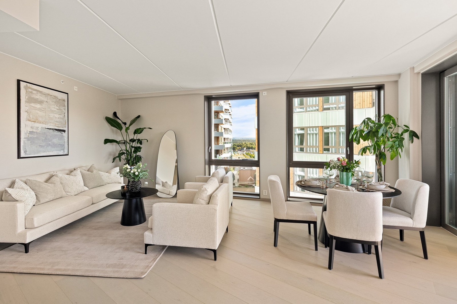 Tidløst materialvalg med enstavs eikeparkett på gulv. Galleribilde