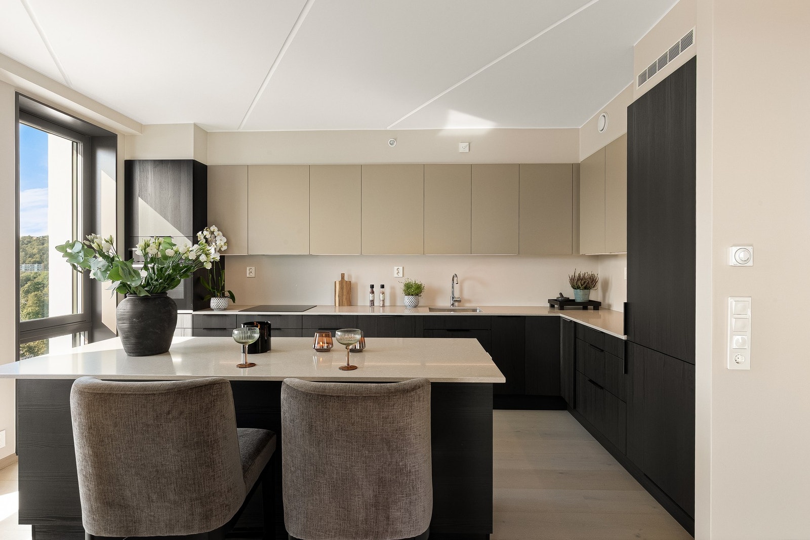 Benkeplate i steinkompositt binder uttrykket sammen. Galleribilde