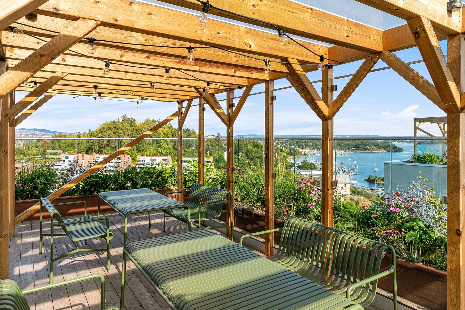 Tilgang til flott felles takterrasse med utemøblement og grill. Galleribilde