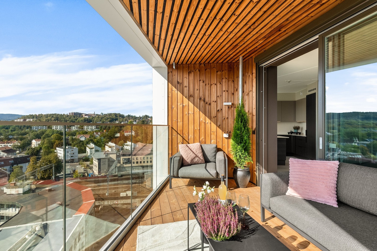 Balkongen er på ca. 12,5 m² og gir rom for både sittegruppe og beplantning, som skaper en innbydende uteplass for avslapning og sosiale anledninger. Galleribilde