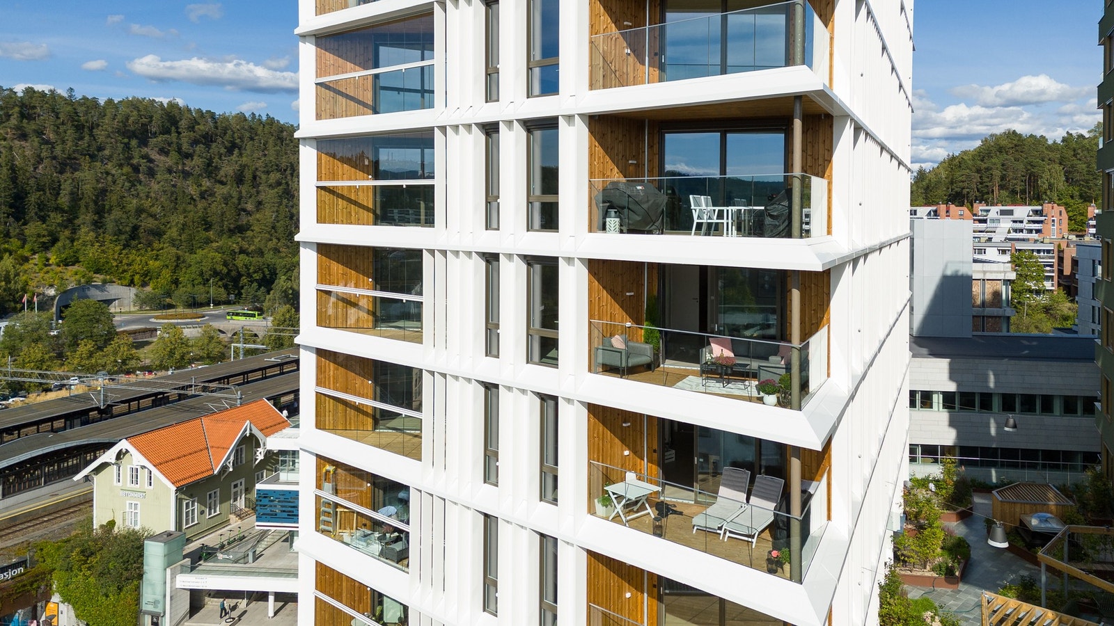 Leiligheten ligger i byggets 9. etasje med luftig plassering og åpen utsikt over Sandvika by. Galleribilde