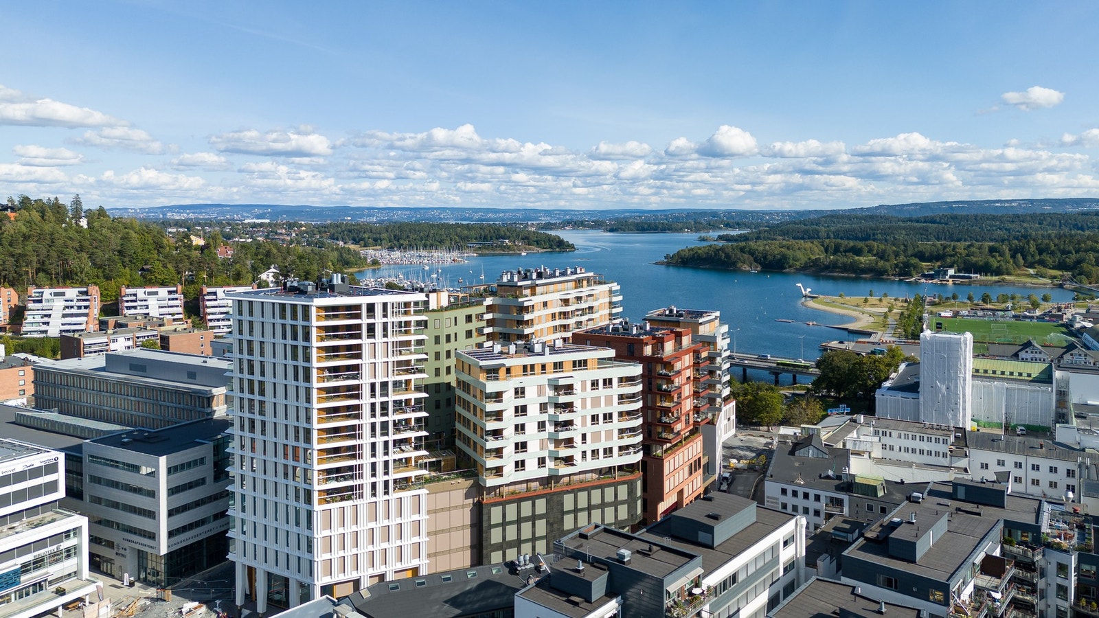 Med Sandvika Storsenter, elvepromenaden og et rikt utvalg av butikker, serveringssteder og kulturtilbud rett utenfor døren, bor du midt i hjertet av en levende og voksende bydel. Galleribilde