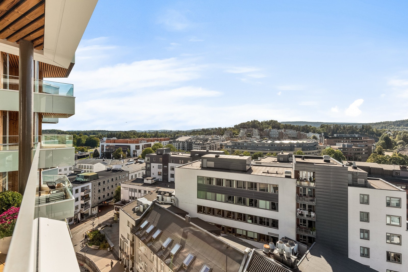 Fra balkongen er det vid utsikt over byen. Galleribilde