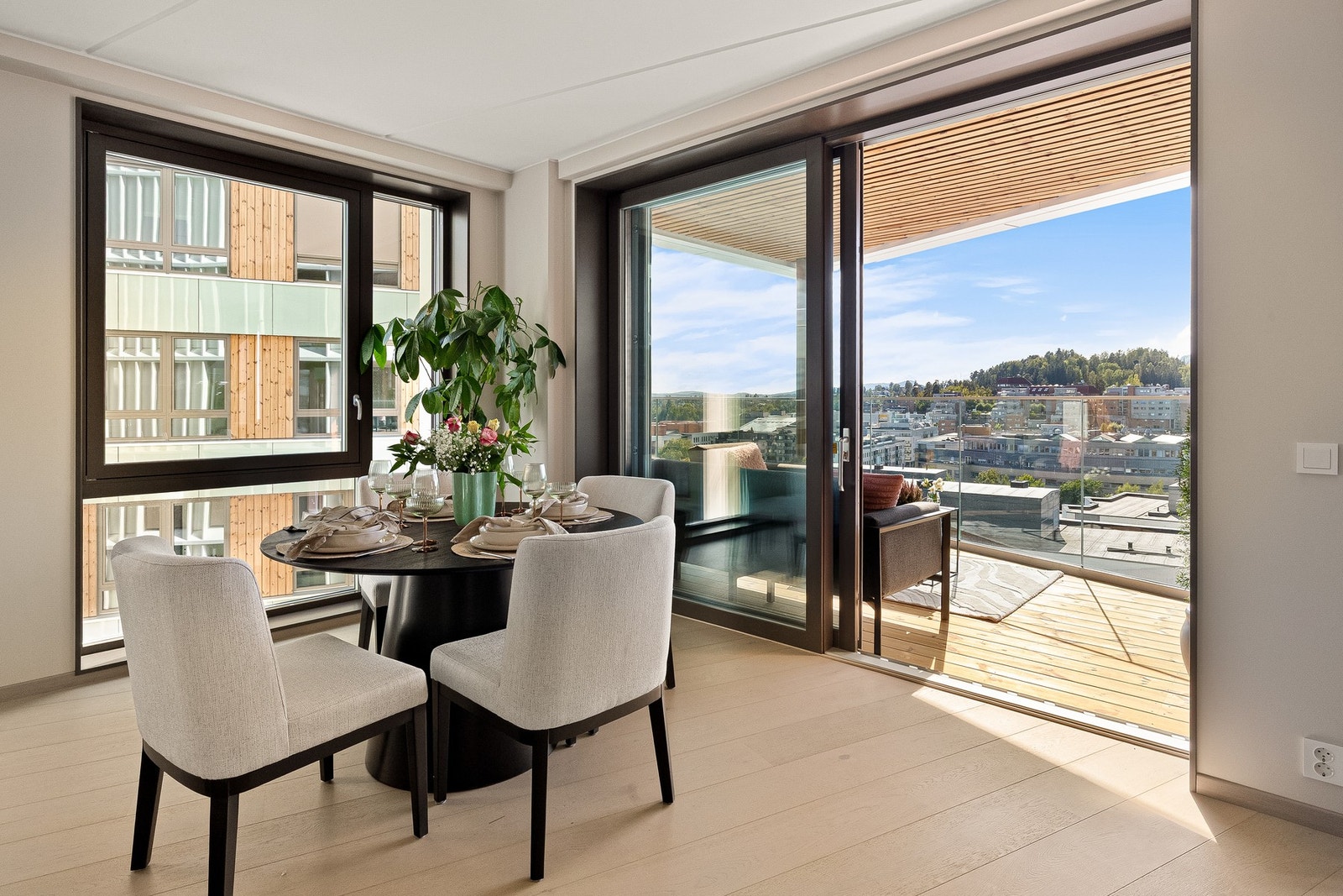 De store vindusflatene gir rikelig med naturlig dagslys. Galleribilde