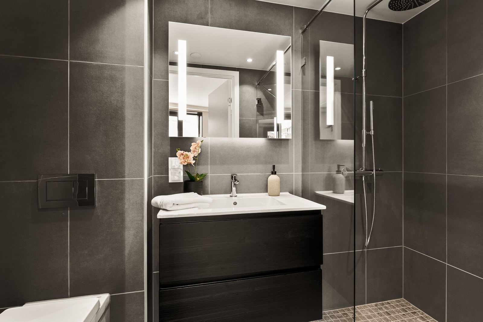 Lekkert bad fra 2025 med varmekabler. Galleribilde