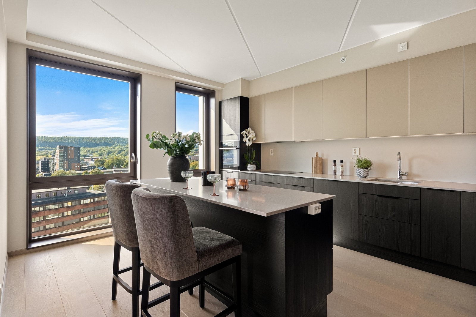 Stilrent og elegant kjøkken fra HTH. Galleribilde