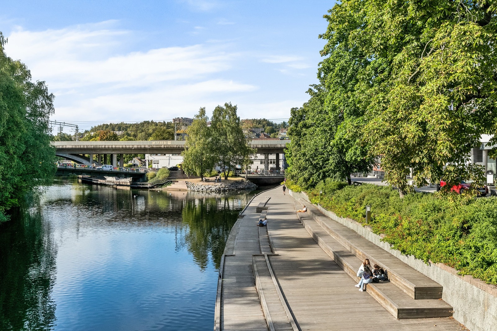 Nyt hyggelige kveldsturer elvelangs. Galleribilde