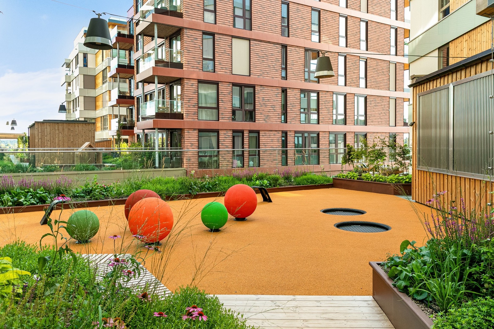 Her er det nylig beplantet med uttalige plantearter som skal vedlikeholdes av entreprenør de neste 5 årene. Galleribilde