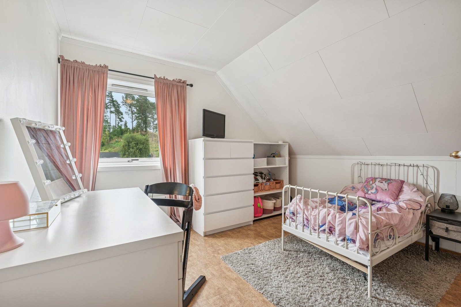 Det største soverommet, som i dag er innredet som barnerom, har god plass til dobbeltseng. Galleribilde