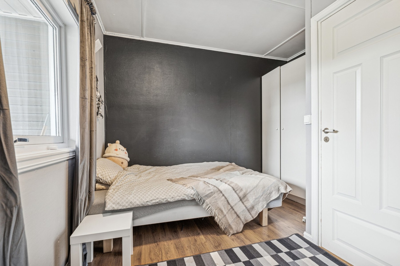 I boligen er det totalt fire soverom - to i hoveddelen og to i leiligheten i loftsetasjen. Galleribilde