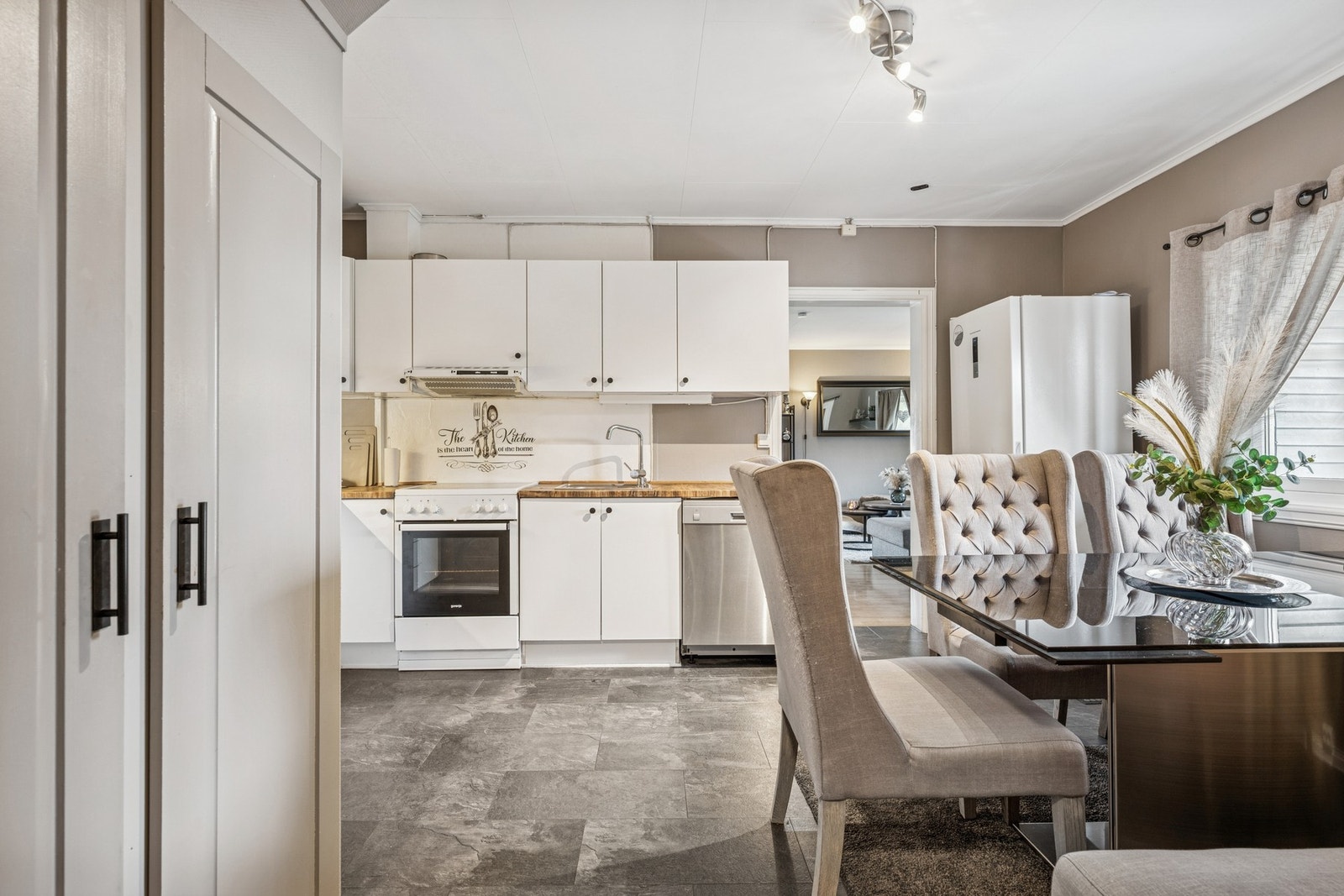 Det er avsatt plass til frittstående hvitevarer. Galleribilde