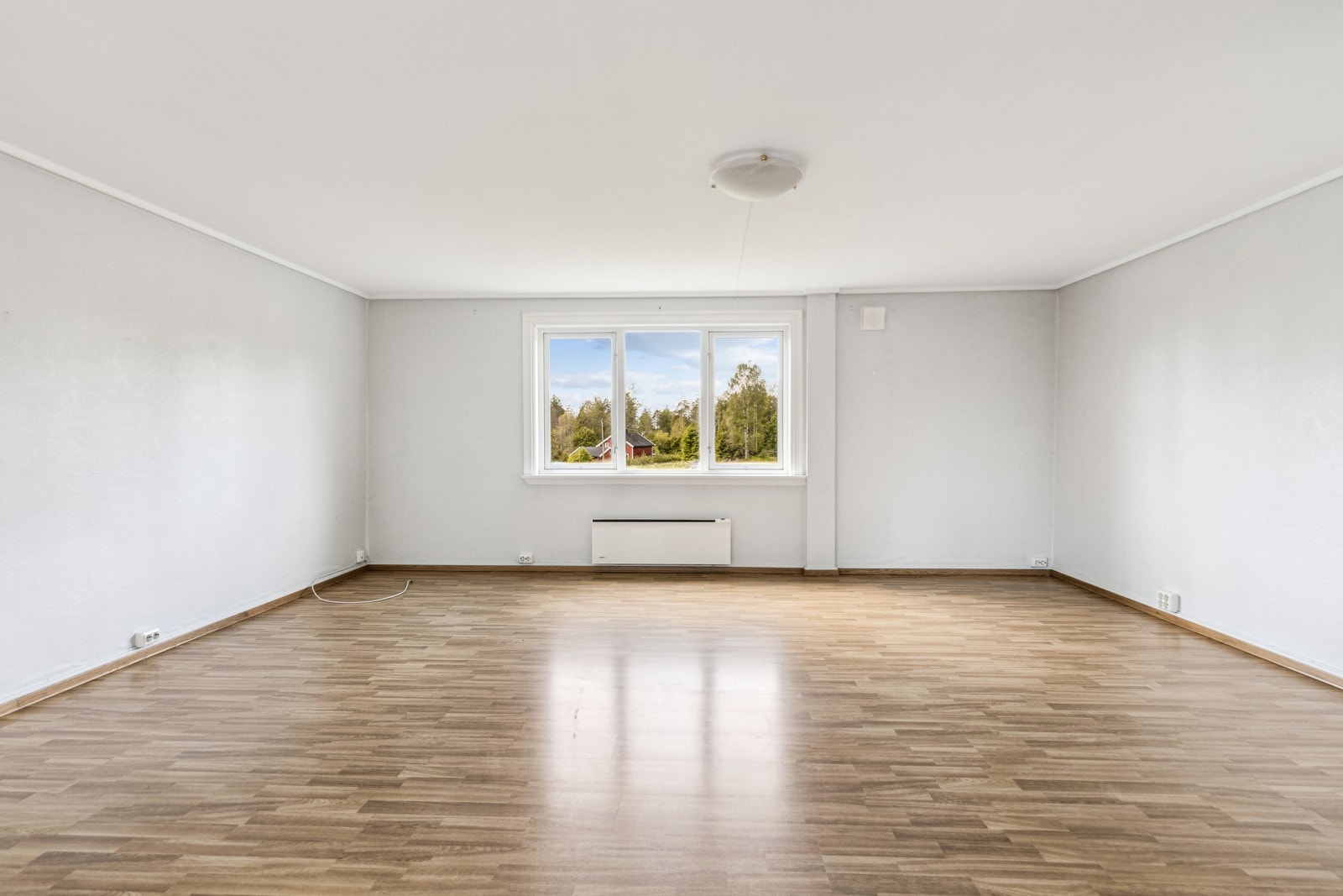 Det ble skiftet vinduer, kledning, taktekking og etterisolert i 2014. Galleribilde