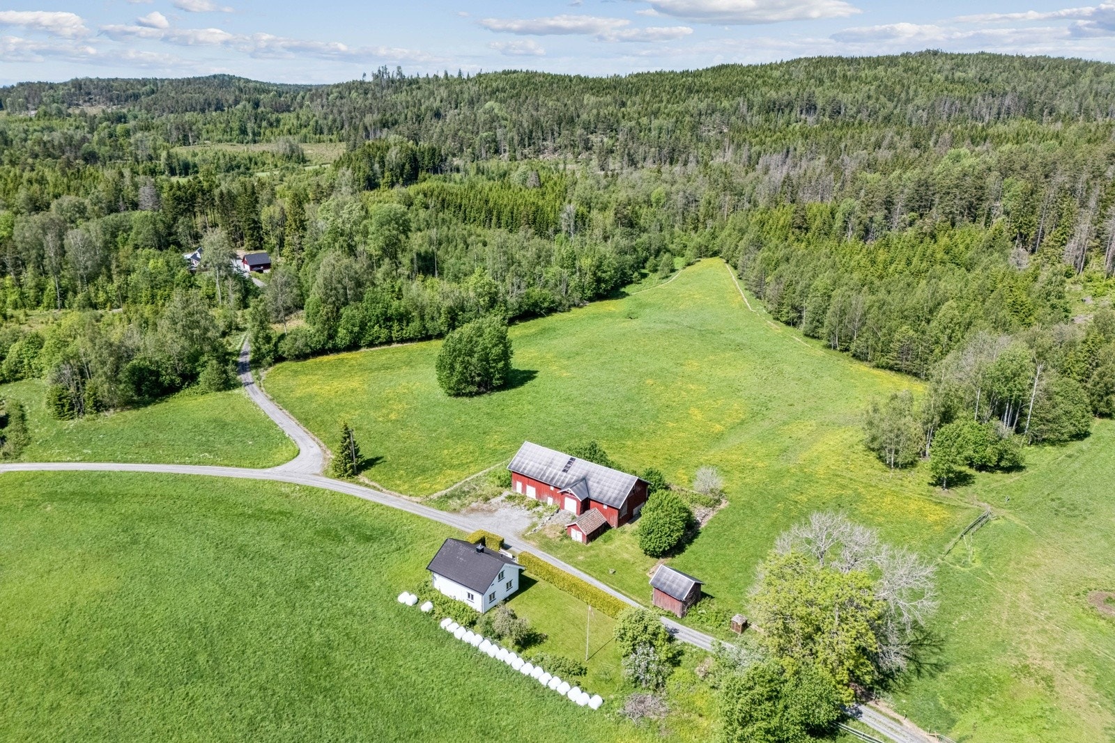 Gårdsbruket har et areal på 133,2 dekar og ligger i et idyllisk område, omkranset av jorder og skog. Galleribilde