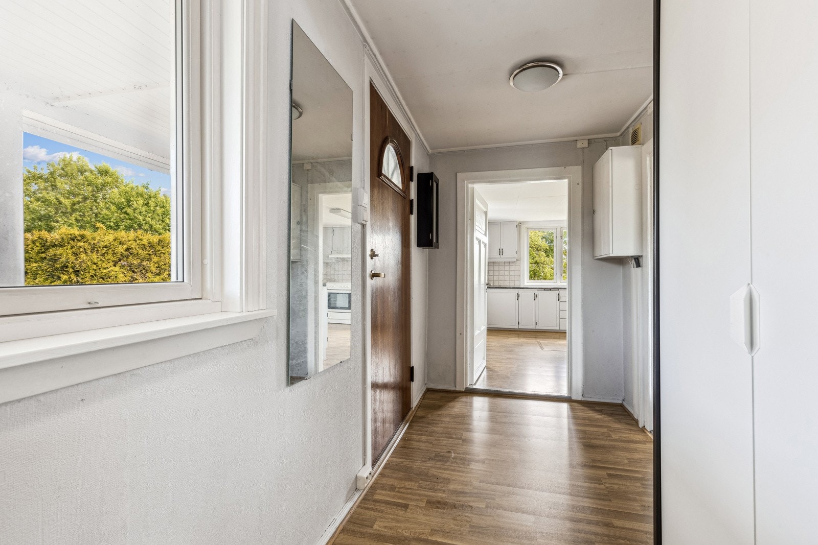 Entreen er i likhet med øvrige rom oppgradert i 2014. Noe modernisering bør likevel påregnes i våningshuset. Galleribilde