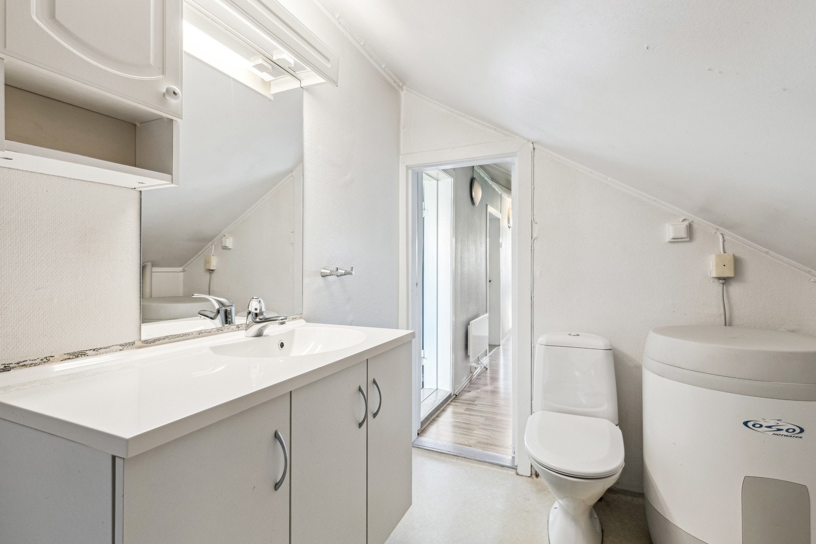 Badet ligger i 2. etasje og ble oppgradert i 2014. Det bør likevel påregnes noen utbedringer. Galleribilde