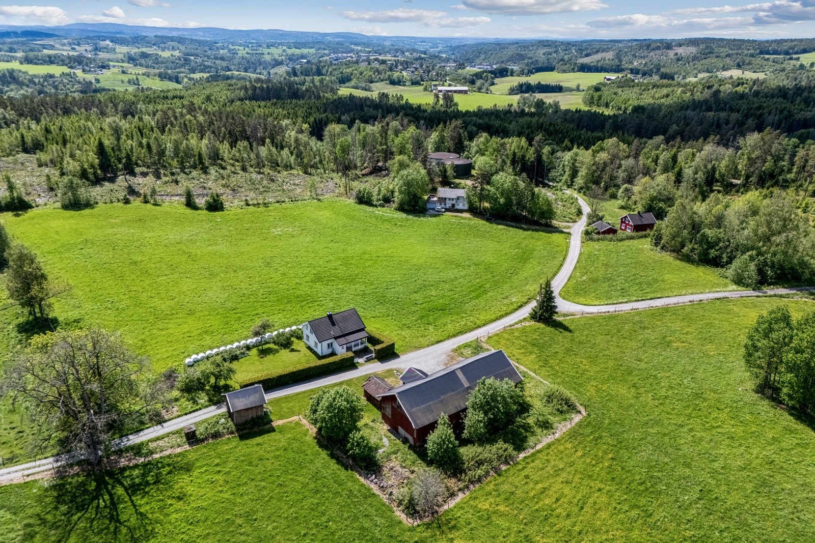 Tunet ligger på to sider av veien, der våninghuset med hage ligger solrikt plassert på sydsiden. Galleribilde