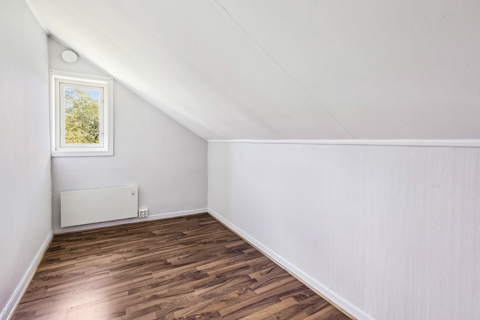 Alkoven på loftet kan benyttes som garderobe, men har også plass til andre løsninger. Galleribilde