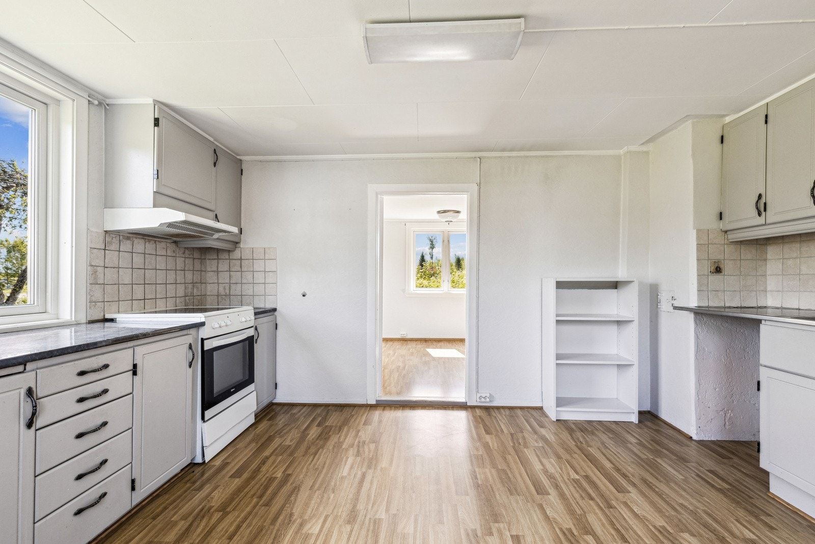 Kjøkkenet har ventilator over komfyrplassen, fliser over benken og opplegg for oppvaskmaskin. Galleribilde