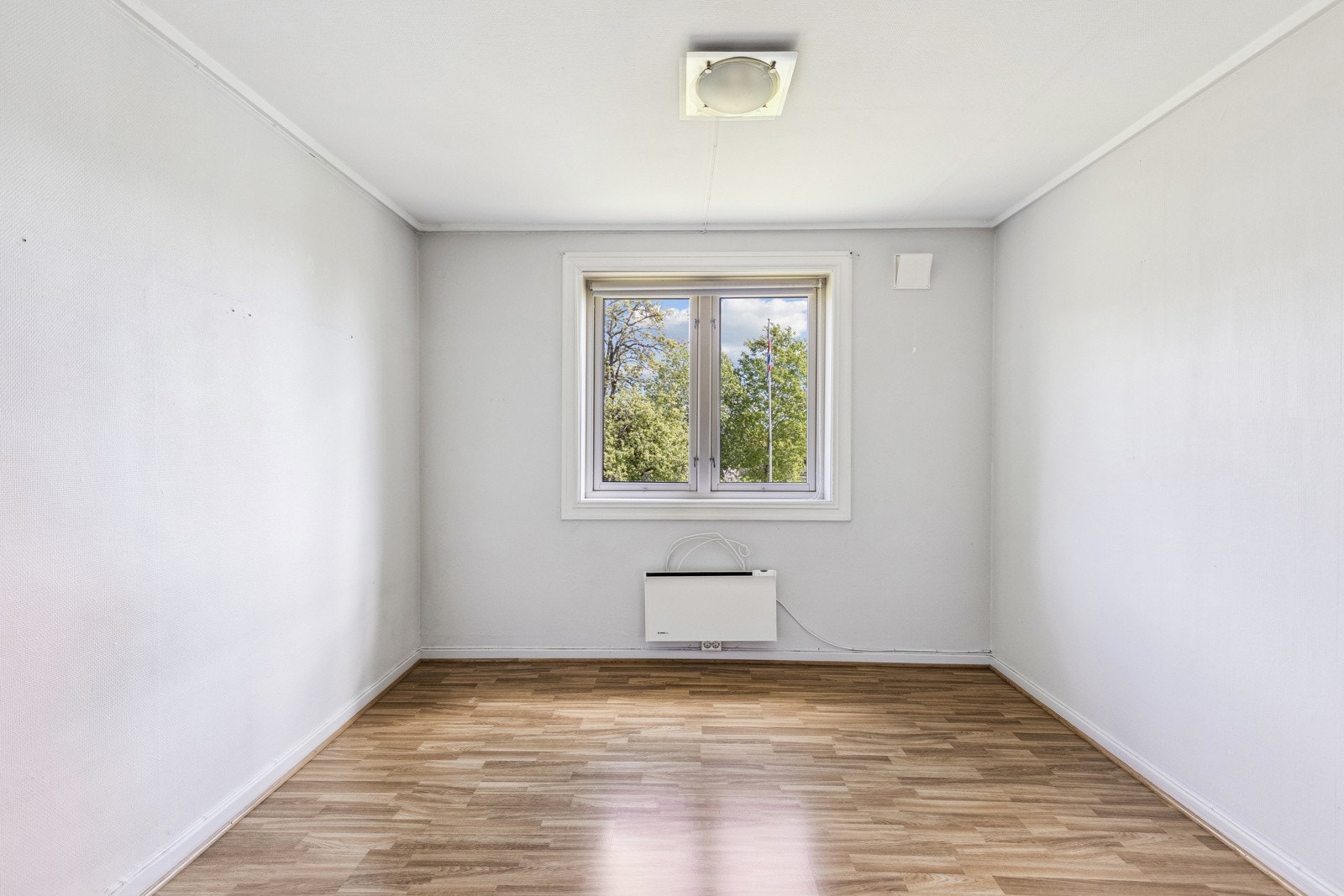 Det minste soverommet har inngang til en alkove med vindu, noe som gir ekstra nytteverdi. Galleribilde