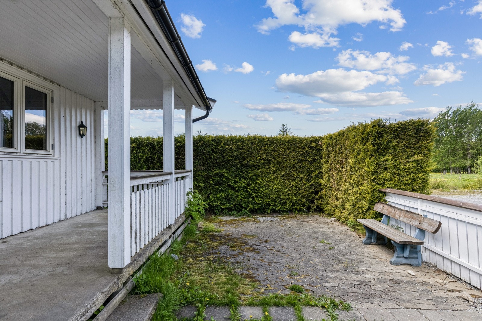 Boligens inngangsparti har en terrasse på ca. 10 kvm og steinsatt areal med plass til utemøbler. Galleribilde