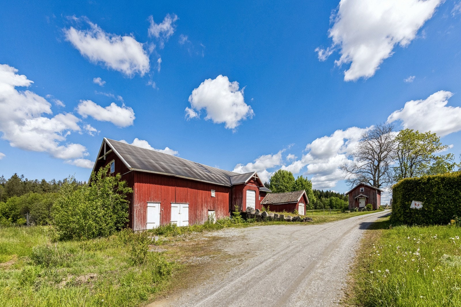 Låven er fra 1800-tallet med tilbygd stall mot vest og en garasje i front. Øverst står et stabbur fra rundt 1885. Galleribilde