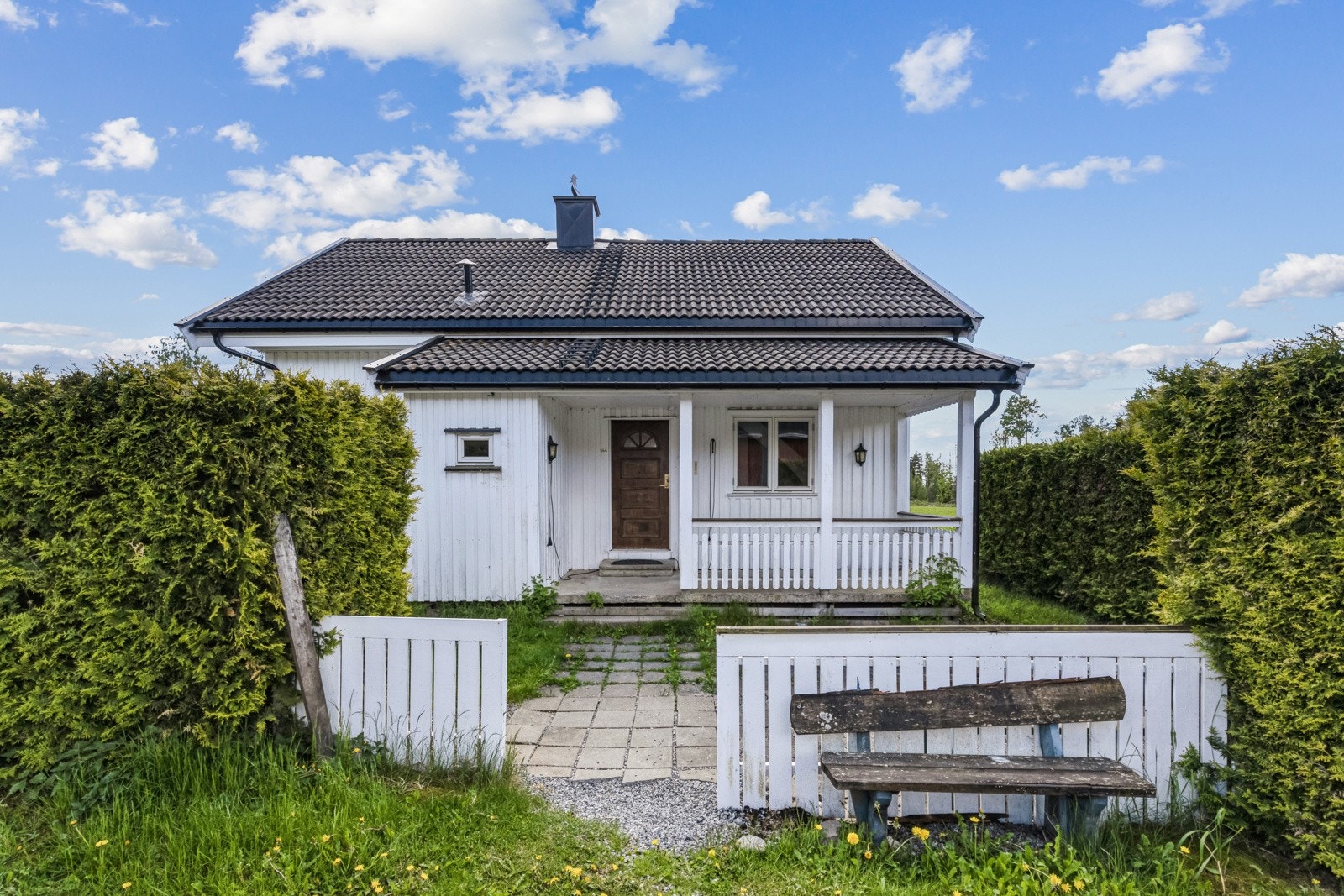Ved inngangspartiet er det lagt heller, samt etablert en støpt terrasse på ca. 10 kvm med overbygg. Galleribilde