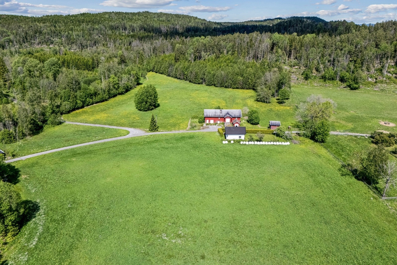 Eiendommen ligger solrikt plassert og består blant annet av 42,4 dekar fulldyrka jord og 58,7 dekar skog. Galleribilde