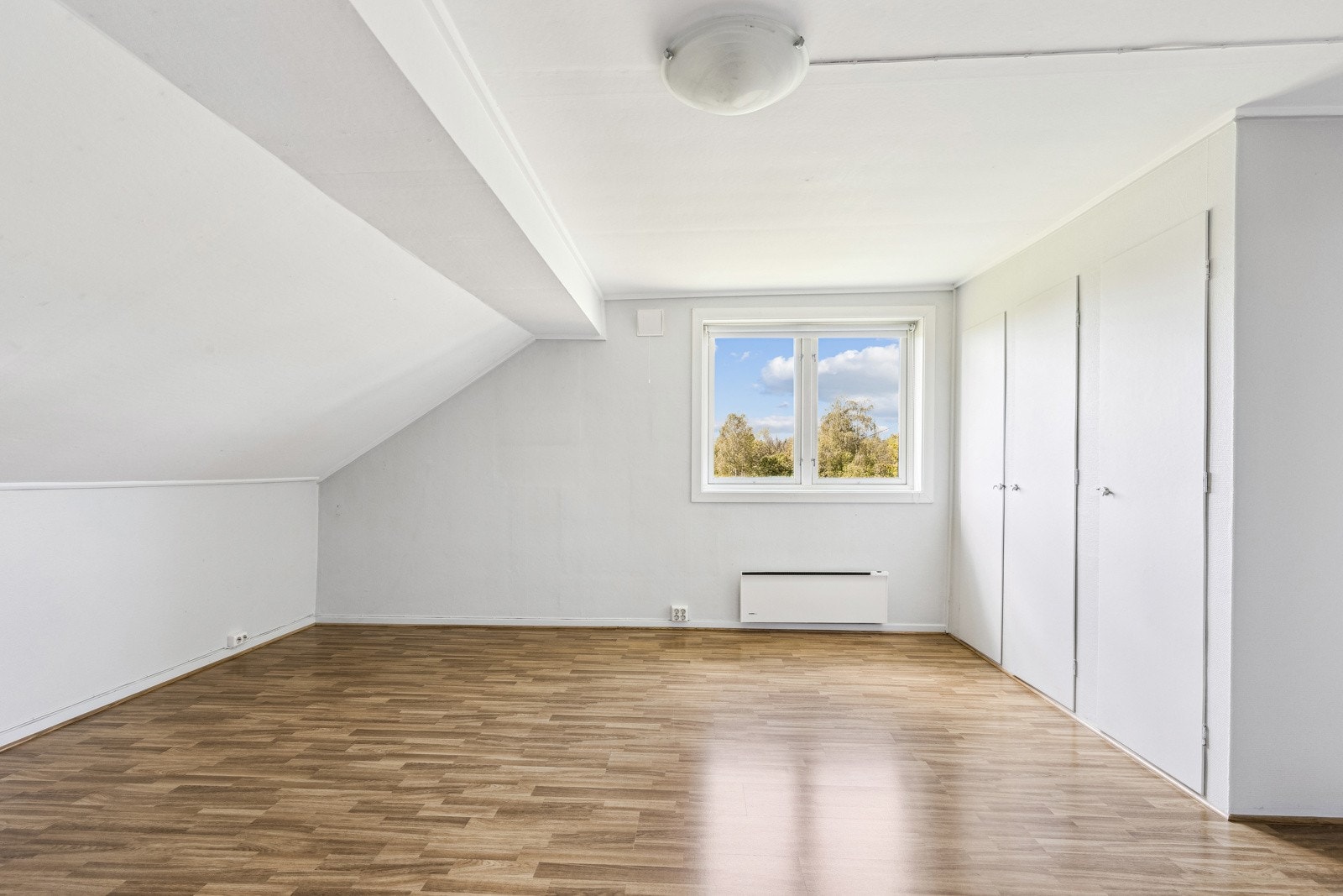 På loftet er det to gode soverom, det ene med plassbygde garderobeskap. Galleribilde