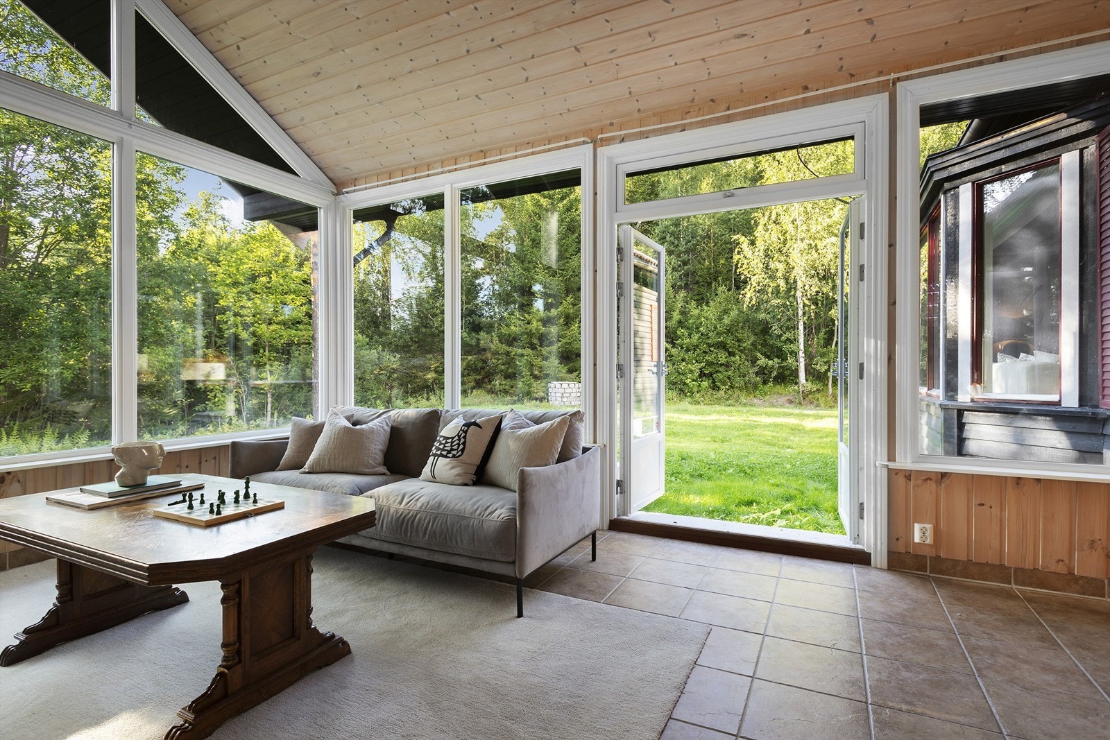 Vinterhage med utgang til skjermet hage Galleribilde