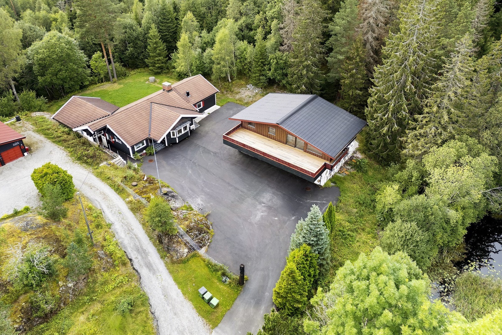 Velkommen til denne innholdsrike eiendommen innerst i Tåjeveien Galleribilde