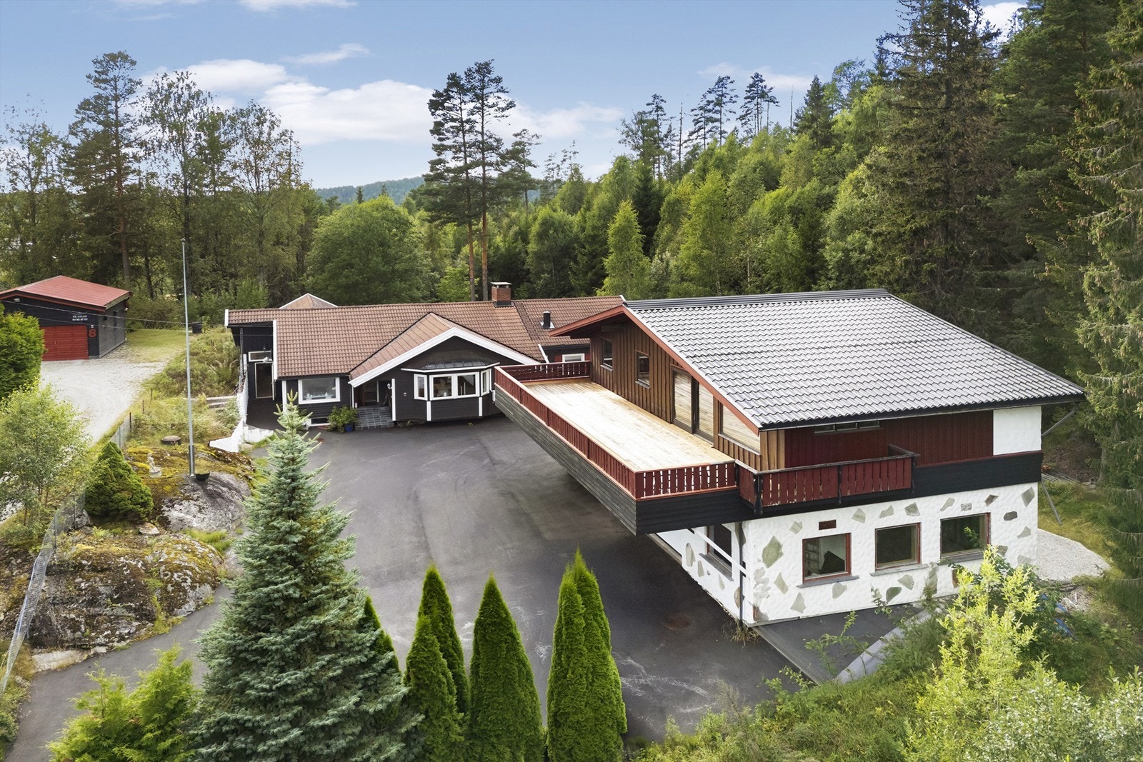 Boligene har hvert sitt bruksnr. Garasjebygget er på tre plan. Full kjeller + garasjehall + 2. etg. med rammeplan for bolig Galleribilde