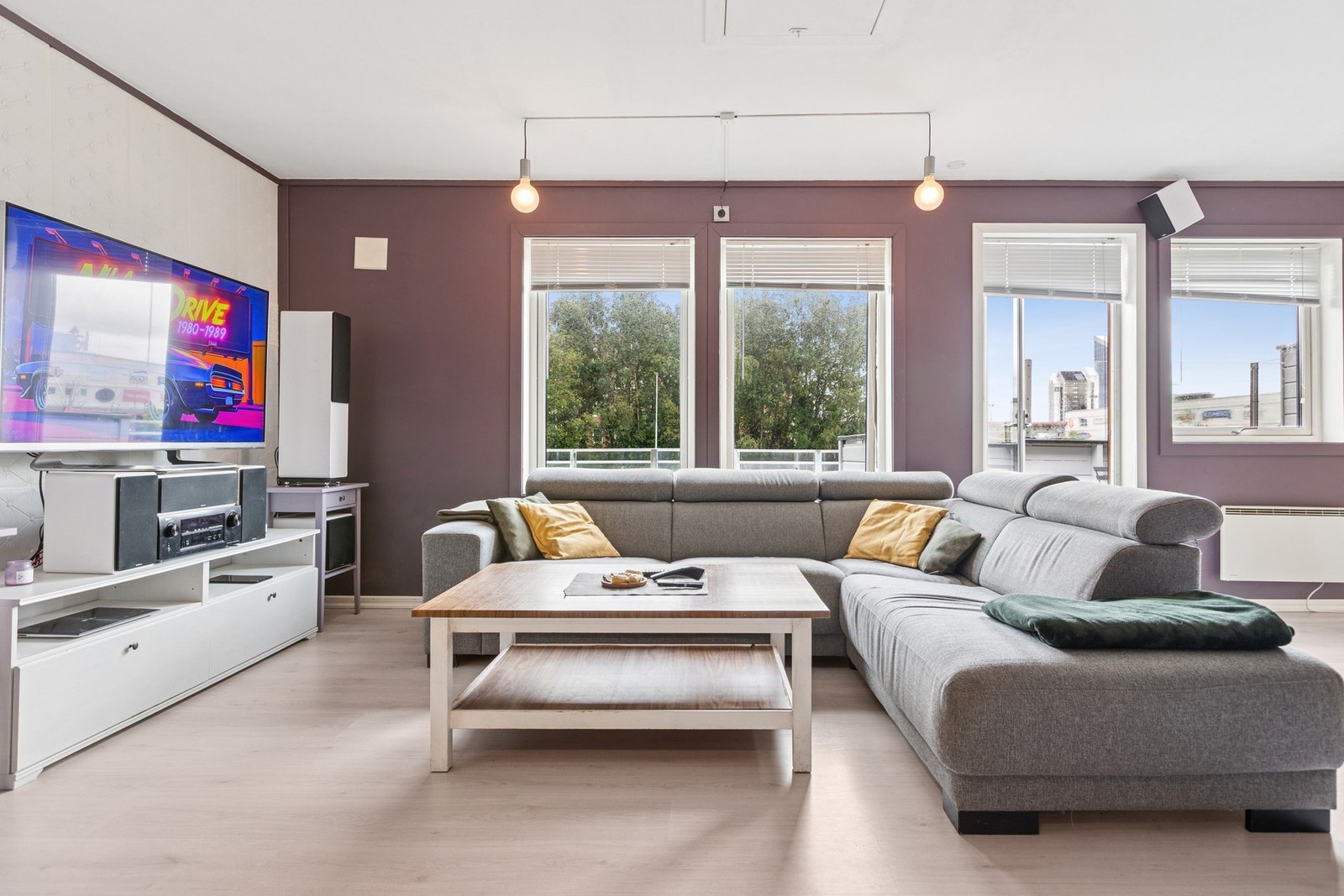 Store vindusflater sørger for rikelig med naturlig lysinnslipp til stue og kjøkken. Galleribilde