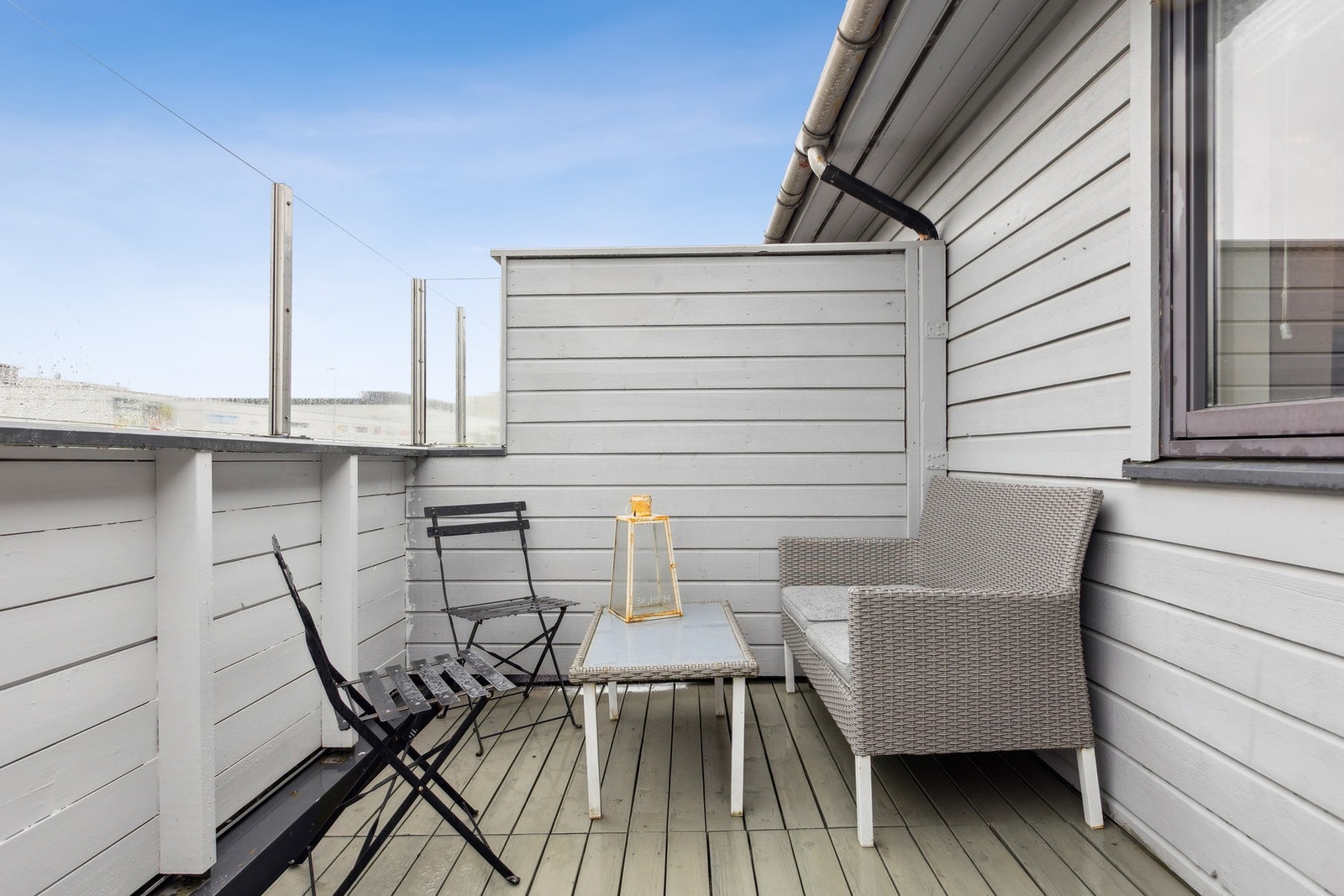 Fra stuen har man utgang til en sørvendt og skjermet balkong. Galleribilde