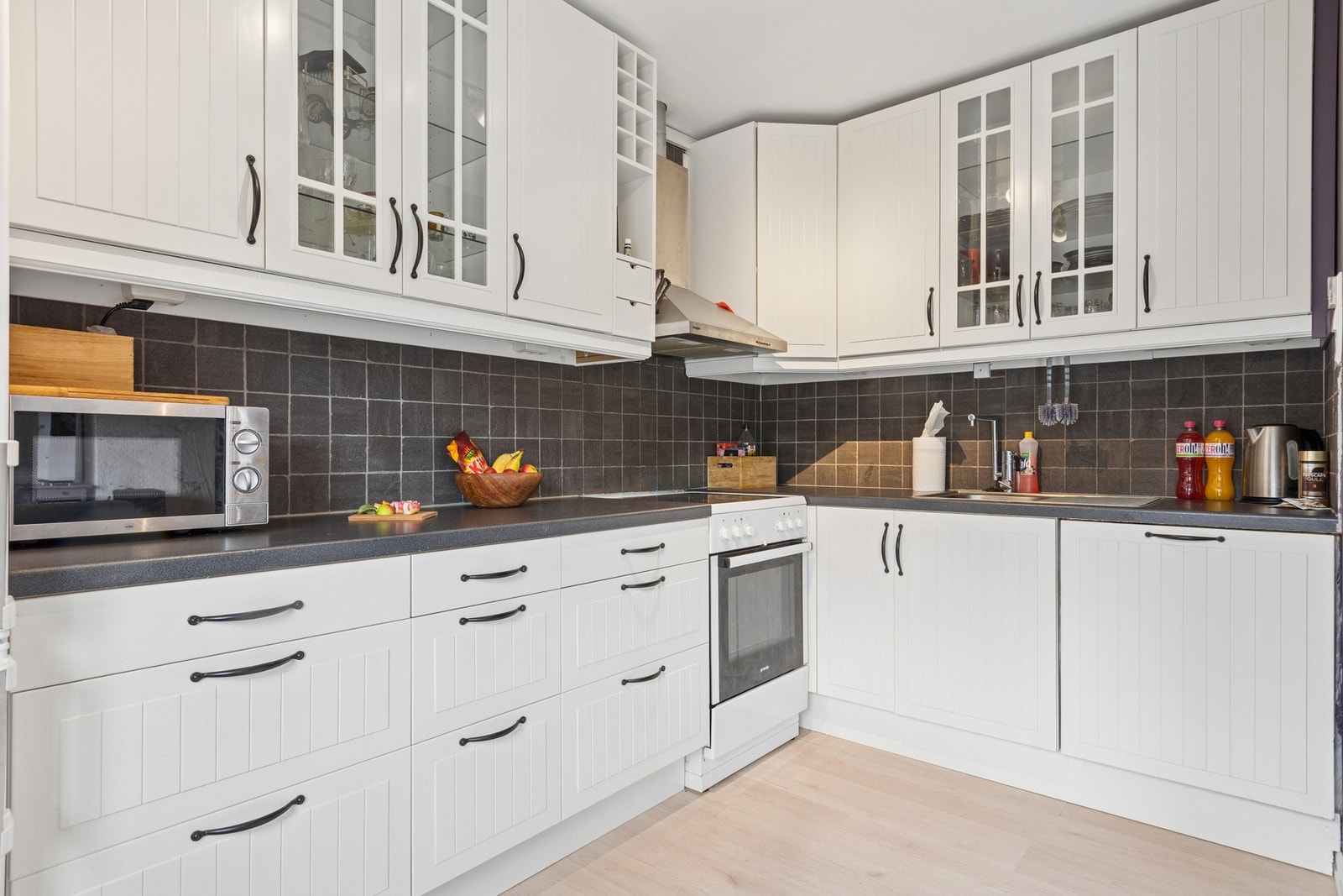 Stue og kjøkken ligger i delvis åpen løsning og måler totalt ca. 29 kvm. Galleribilde