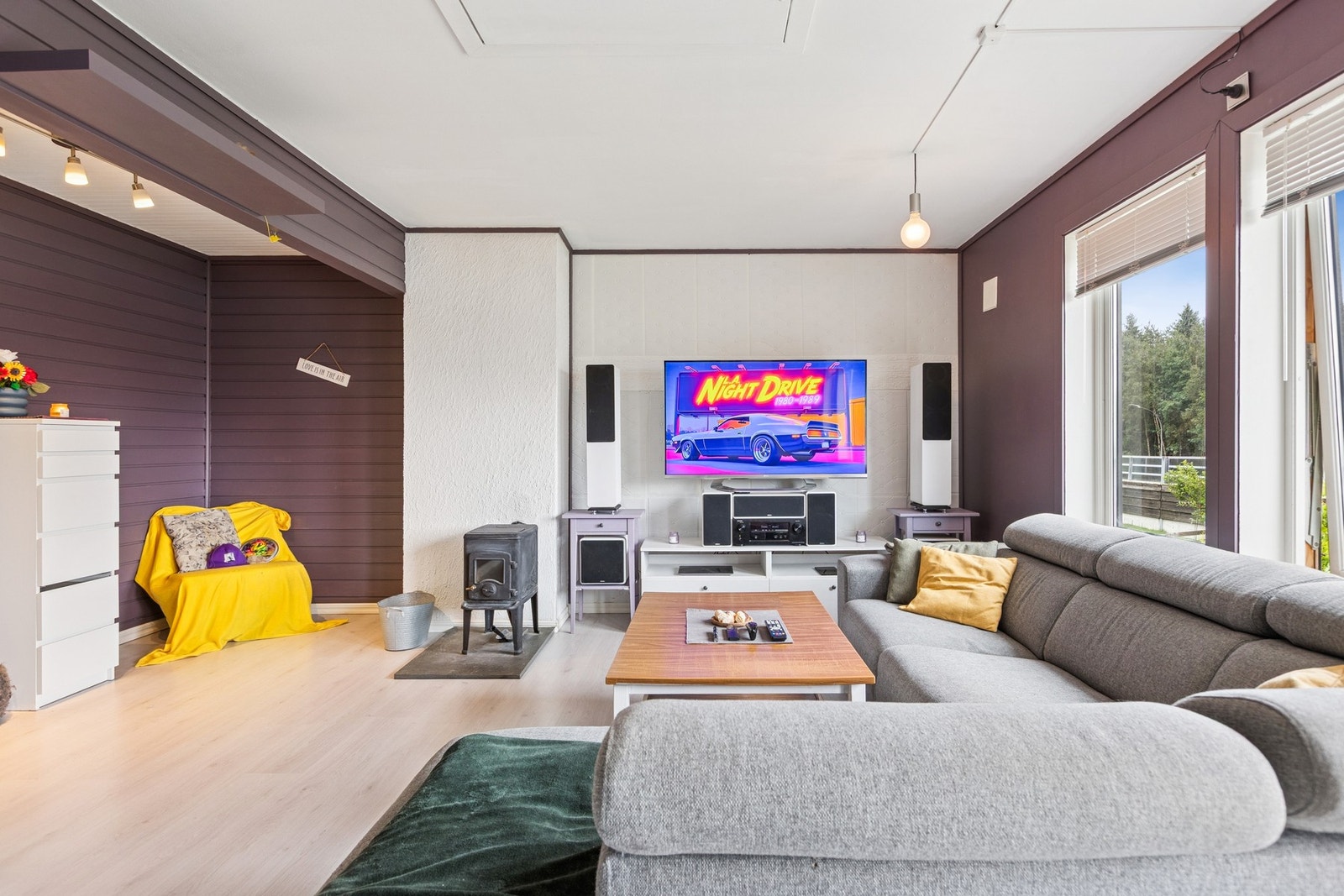 Stuen har god plass til både sofakrok og tilhørende møblement. Galleribilde