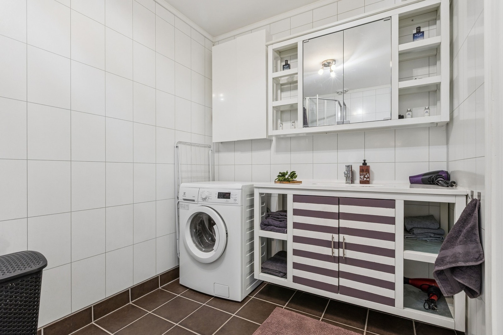 Servantinnredningen har godt med oppbevaringsplass. Galleribilde