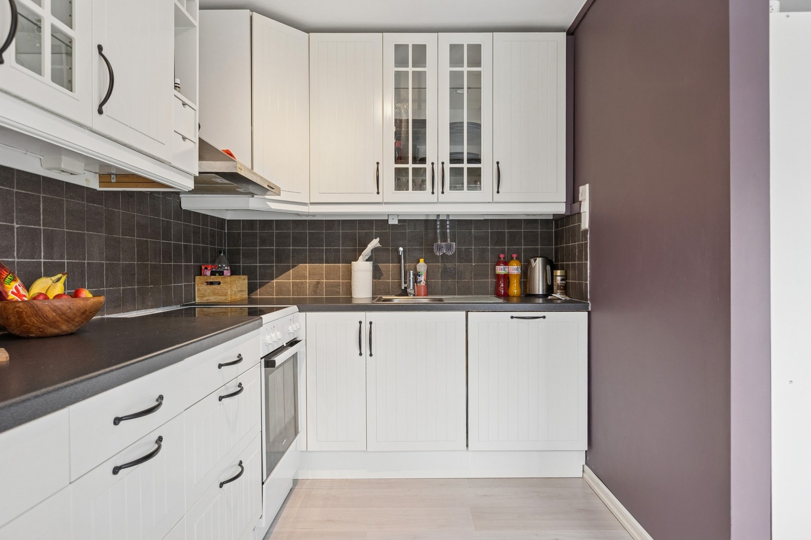 IKEA kjøkkeninnredning med profilerte fronter og benkeplate av laminat. Galleribilde